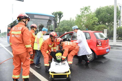遏重大 保安全丨龍游開展道路交通安全應急演練 安全監視報警器材顯神威